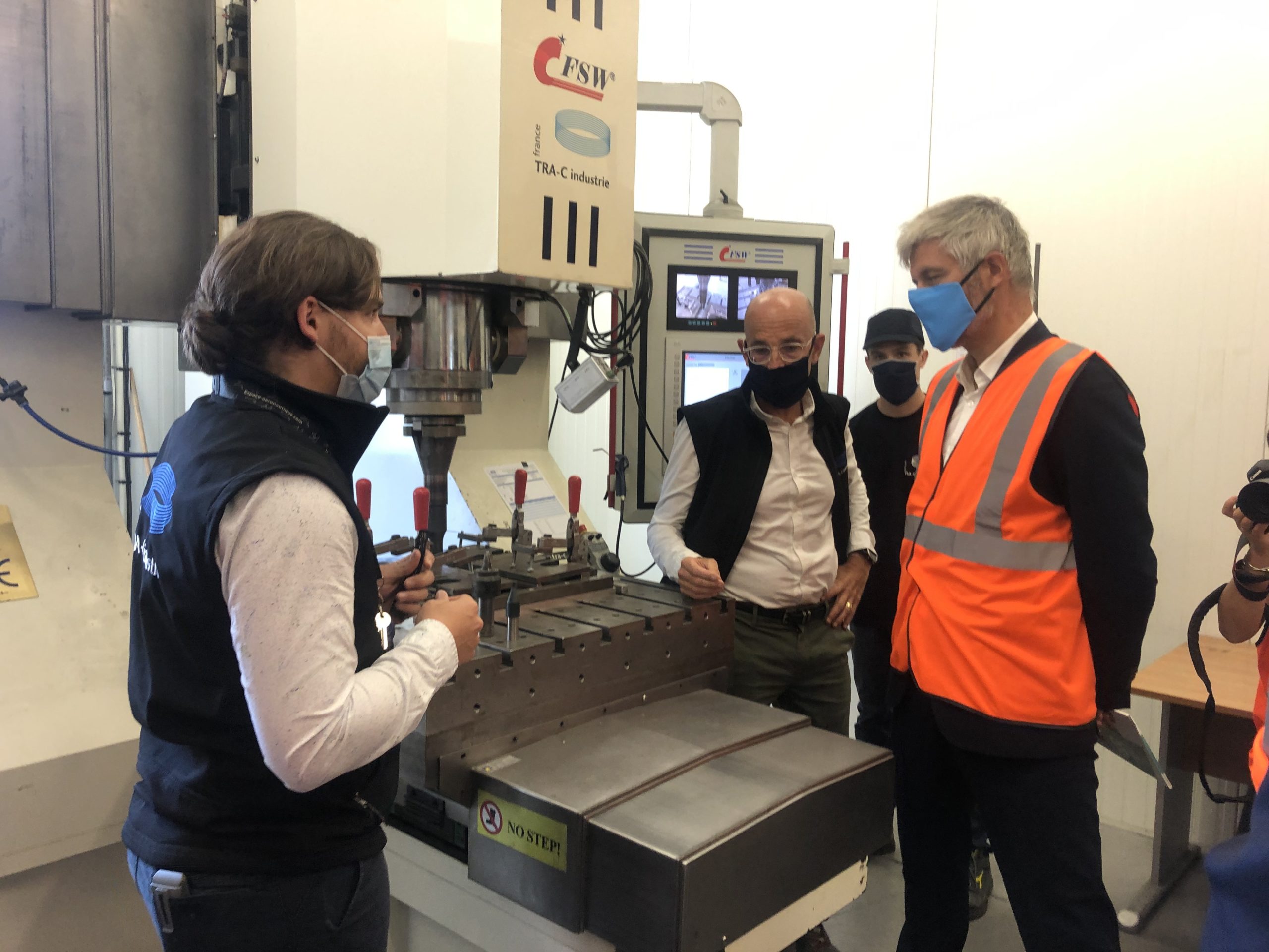 Visite de Laurent Wauquiez dans les ateliers de TRA-C industrie