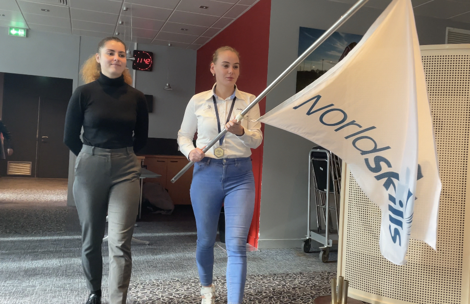 The arrival of the WorldSkills flag in 𝗟𝘆𝗼𝗻!